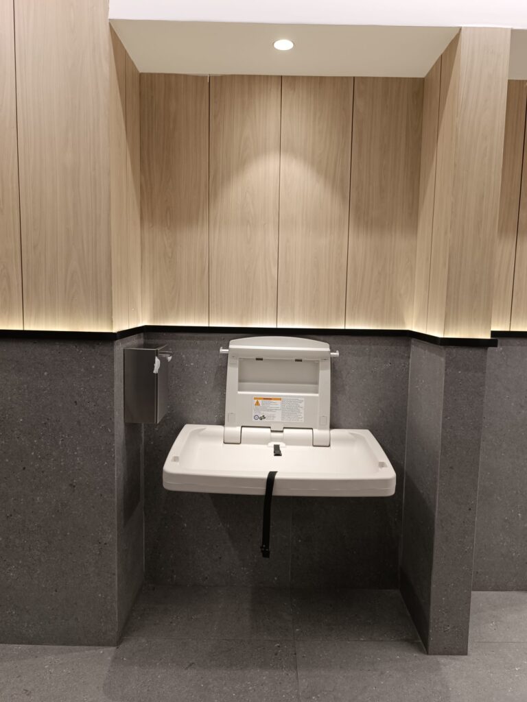 עמדת החתלה בשירותי הנשים בגן העיר עם פח צמוד
